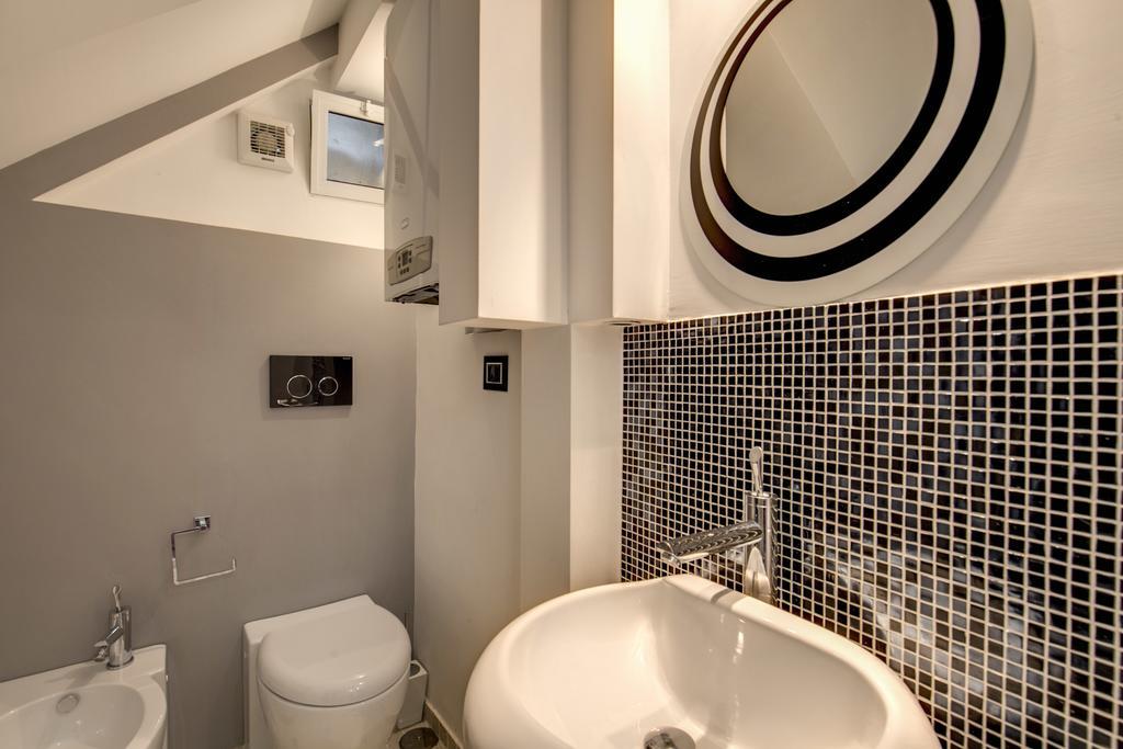 Campo De' Fiori Stylish White Apartment Rome Exterior photo